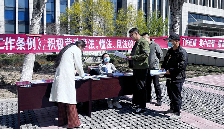 信访工作人员发放宣传单.jpg